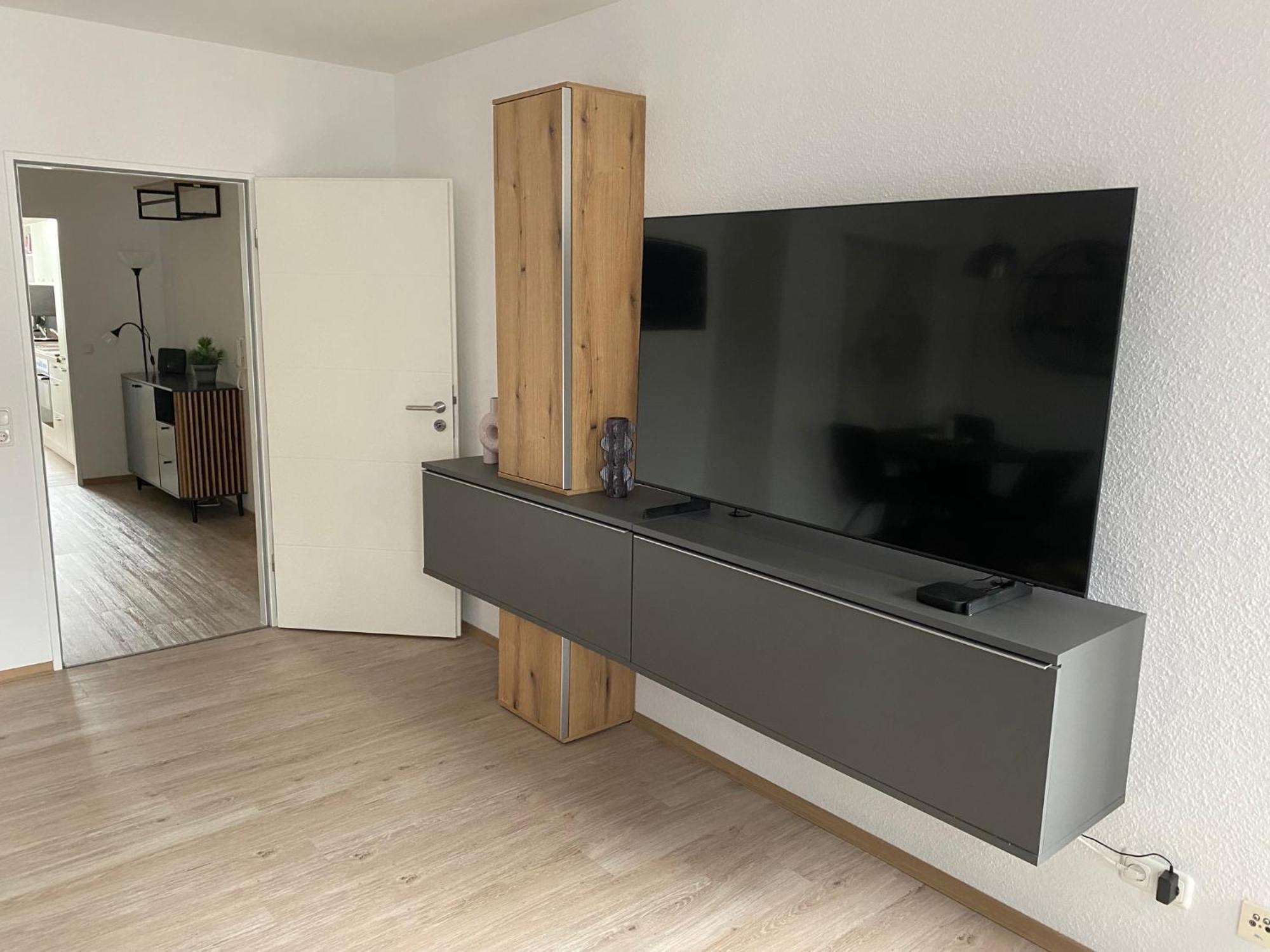 Hindenburg Apartment *