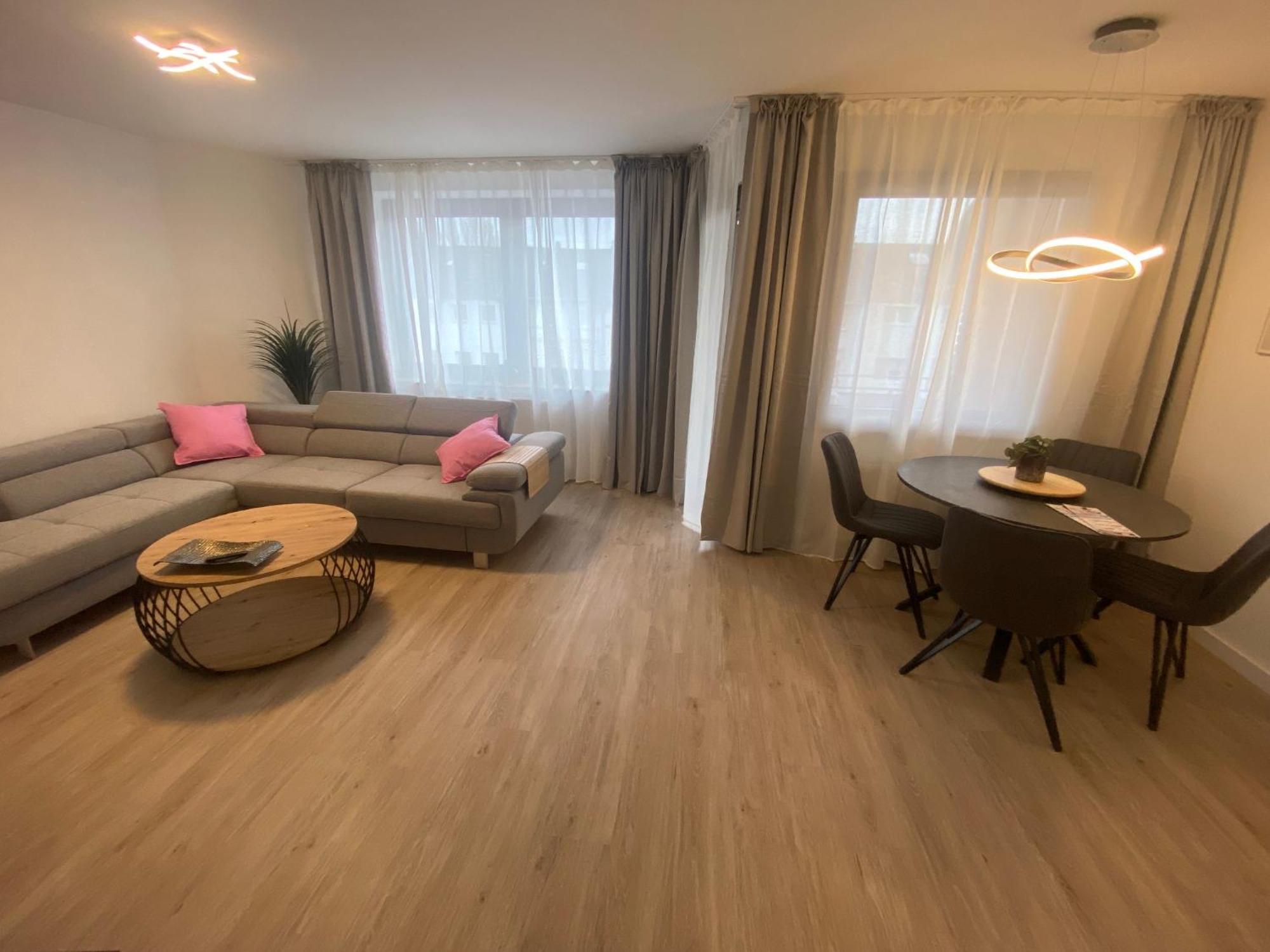 Hindenburg Apartment *